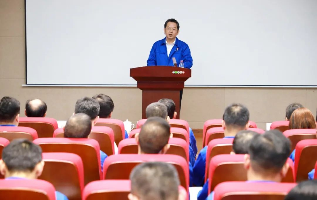 集团党委书记、董事长韦宏文作廉洁集体谈话.jpg